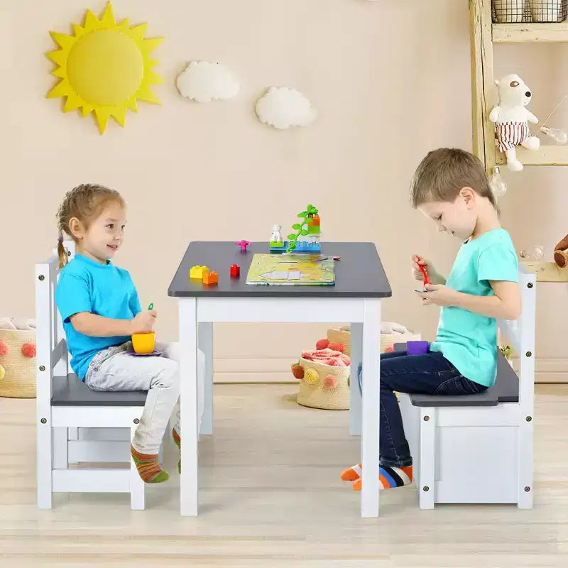 Mesa y sillas de actividades de madera Costway 4 piezas con banco de almacenamiento, escritorio de estudio, color natural/gris
