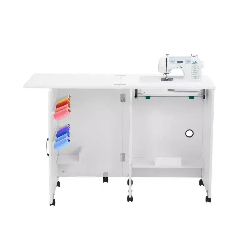 Mesa de costura artesanal plegable con estante de almacenamiento, bolsillos laterales y ruedas bloqueables, blanca