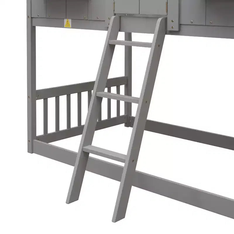 Litera Whisen con techo, ventana, jardinera, puerta, barandillas de seguridad y escalera, tamaño doble sobre doble