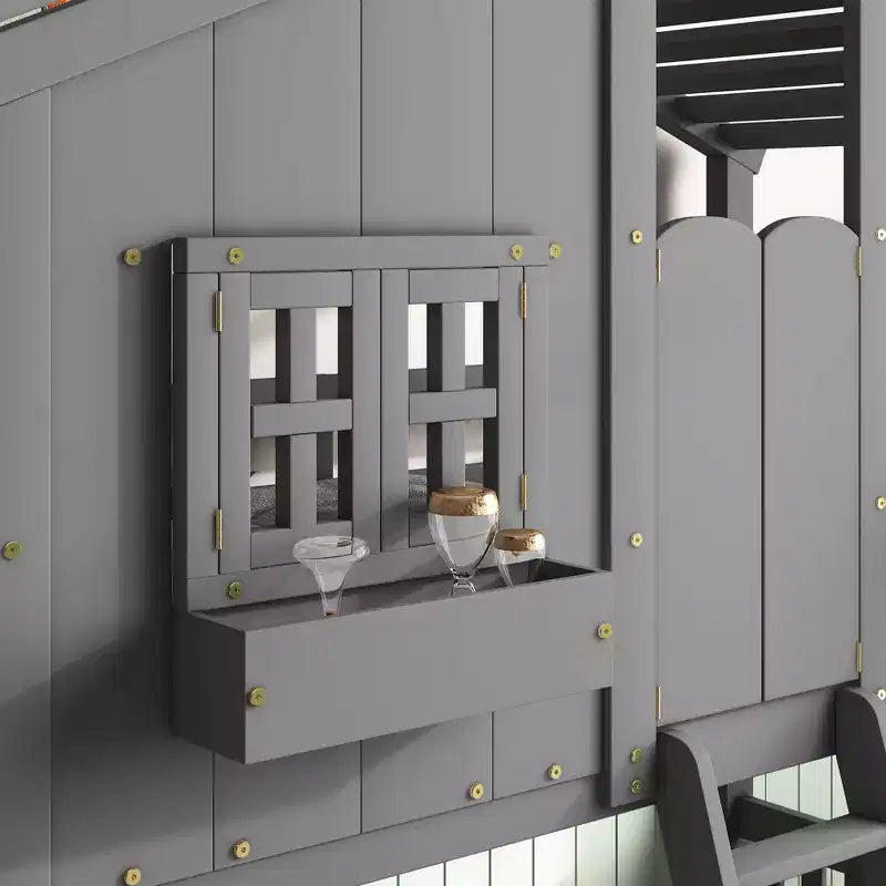 Litera Whisen con techo, ventana, jardinera, puerta, barandillas de seguridad y escalera, tamaño doble sobre doble
