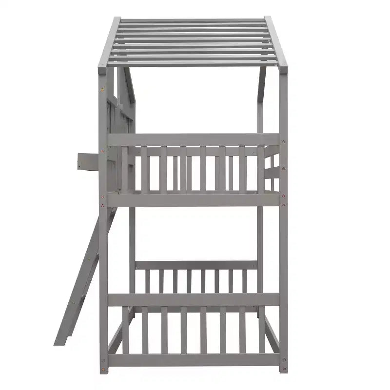 Litera Whisen con techo, ventana, jardinera, puerta, barandillas de seguridad y escalera, tamaño doble sobre doble