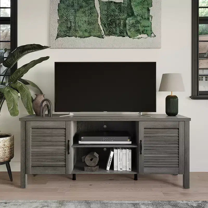 Consola para TV de 60" con puertas de armario de persiana y estantes abiertos