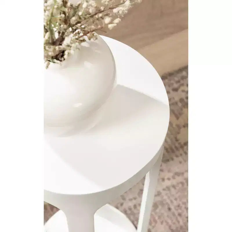 Mueble de Pared de Ratán con Estantes y Elevadores de Madera Laminada Mesa Auxiliar Blanca