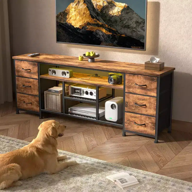 Mueble de TV Marrón de 63 Pulgadas Qwatto con Estación de Carga, Luces LED, 6 Cajones de Tela, Centro de Entretenimiento para Televisores de hasta 70 Pulgadas, Almacenamiento para Dormitorio