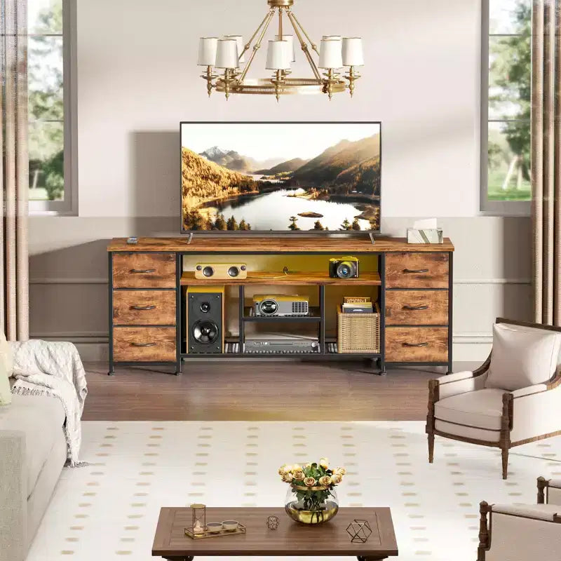 Mueble de TV Marrón de 63 Pulgadas Qwatto con Estación de Carga, Luces LED, 6 Cajones de Tela, Centro de Entretenimiento para Televisores de hasta 70 Pulgadas, Almacenamiento para Dormitorio
