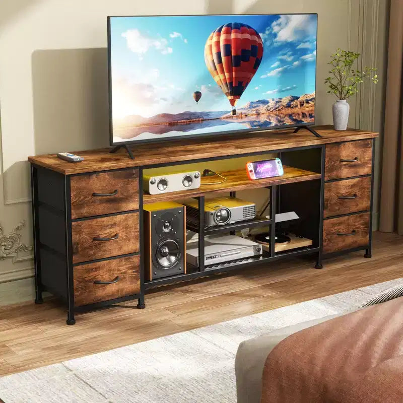 Mueble de TV Marrón de 63 Pulgadas Qwatto con Estación de Carga, Luces LED, 6 Cajones de Tela, Centro de Entretenimiento para Televisores de hasta 70 Pulgadas, Almacenamiento para Dormitorio