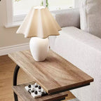 Mesa auxiliar estrecha Lantine Industrial en forma de C con 3 estantes de almacenamiento, parte superior de madera y marco de metal negro, ideal para sala de estar, acabado roble.