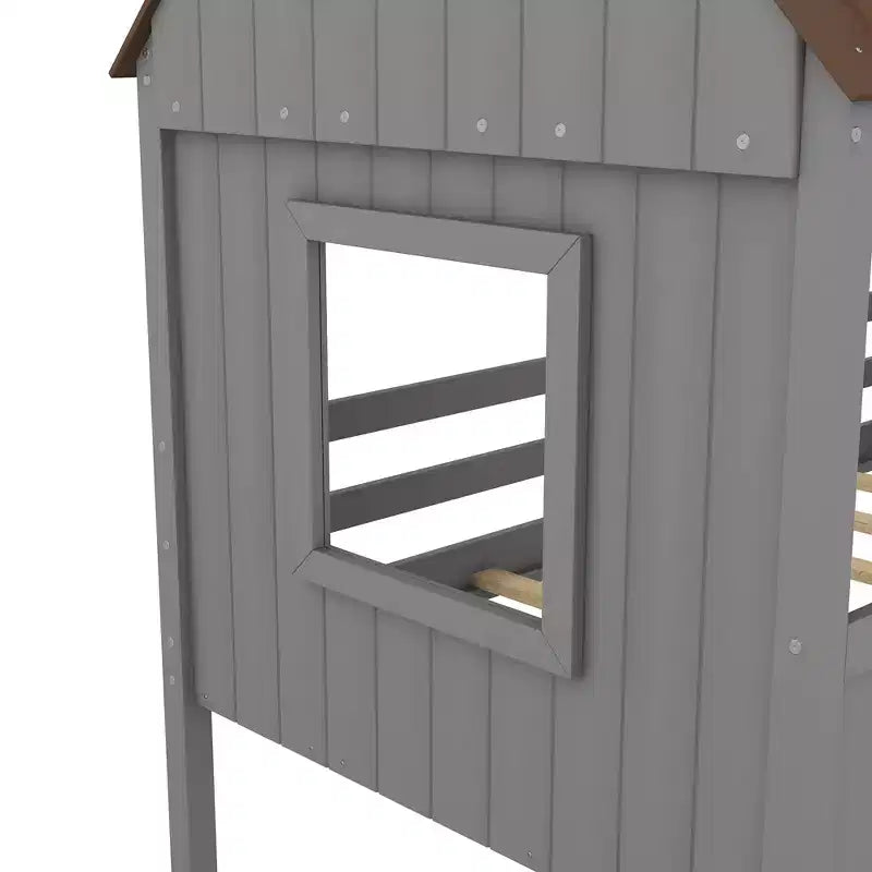 Cama baja tipo loft de madera tamaño twin con dos ventanas laterales para niños